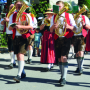 Musikkapelle beim Einzug zum Poinger Volksfest